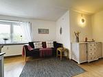 Wohnzimmer mit Küchenzeile, TV und Essbereich - Ankerplatz No. 8 - Top-Hundeurlaub
