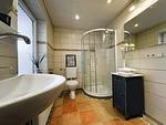 Bad mit Dusche, WC, Fenster, Waschbecken, Fön - Ankerplatz No. 8 - Top-Hundeurlaub