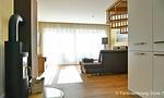 Helles Wohnzimmer mit modernem Sofa und Holzofen - Düne 7 - Top-Hundeurlaub