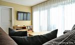 Wohnzimmer mit Fernseher und großen Fenstern - Düne 7 - Top-Hundeurlaub