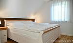 Helles Schlafzimmer mit Doppelbett und Nachttischlampen - Düne 7 - Top-Hundeurlaub