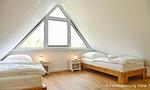 Helles Schlafzimmer mit zwei Einzelbetten - Düne 7 - Top-Hundeurlaub