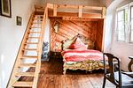 Schlafzimmer mit herrschaftlichem Bett - FeWo Therese Schloss Weitersroda - Top-Hundeurlaub