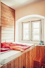 Bett mit Blick in den Schlosshof - FeWo Therese Schloss Weitersroda - Top-Hundeurlaub