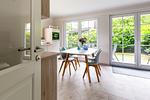 Moderne Küche mit Essbereich und Gartenblick - OstseeSchnäpel - Top-Hundeurlaub