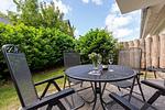 Terrasse mit Tisch und Stühlen im Grünen - OstseeSchnäpel - Top-Hundeurlaub