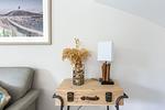 Gemütliches Wohnzimmer mit Lampe und Blumentopf - OstseeSchnäpel - Top-Hundeurlaub