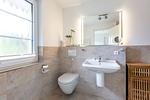 Modernes Badezimmer mit Waschbecken und Toilette - OstseeSchnäpel - Top-Hundeurlaub