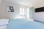 Schlafzimmer mit modernem Design und Kunst - OstseeSchnäpel - Top-Hundeurlaub