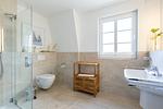 Helles Badezimmer mit Dusche und WC - OstseeSchnäpel - Top-Hundeurlaub