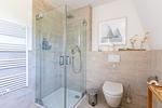 Moderne Badezimmer mit Dusche und WC - OstseeSchnäpel - Top-Hundeurlaub