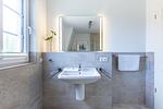 Modernes Badezimmer mit elegantem Waschbecken - OstseeSchnäpel - Top-Hundeurlaub