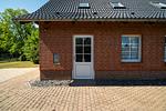 Ferienhaus Landhus Alt Schwerin Haupteingang gepflastert mit Parkfläche - Landhus - Top-Hundeurlaub