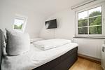 Ferienhaus Landhus Alt Schwerin Schlafzimmer mit Boxspringbett im Obergeschoss - Landhus - Top-Hundeurlaub