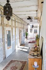 Herrlicher, lichtdurchfluteter Flur - die Verbindung aller Zimmer - FeWo Prinz Eugen & Salome Schloss Weitersroda - Top-Hundeurlaub