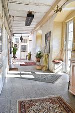 Großer Flur, der alle Räume miteinander verbindet - FeWo Prinz Eugen & Salome Schloss Weitersroda - Top-Hundeurlaub