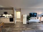 Wohnzimmer / Küchenzeile mit Durchgang zum Bad und Schlafzimmer - Wohnung Nr. 203 ZingstOase - Top-Hundeurlaub