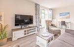 Wohnzimmer mit TV - Ferienwohnung Bahnhofstraße 9, Sandbank 7 - Top-Hundeurlaub