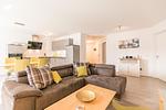 Bahnhofstraße 9, Büsumer Perlenherz, Wohnzimmer - Ferienwohnung Perlenherz Büsum – zentral, modern & mit Balkon - Top-Hundeurlaub