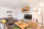 Bahnhofstraße 9, Büsumer Perlenherz, Wohnzimmer - Ferienwohnung Perlenherz Büsum – zentral, modern & mit Balkon - Top-Hundeurlaub