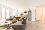 Bahnhofstraße 9, Büsumer Perlenherz, Wohnzimmer - Ferienwohnung Perlenherz Büsum – zentral, modern & mit Balkon - Top-Hundeurlaub