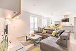 Bahnhofstraße 9, Büsumer Perlenherz, Wohnzimmer - Ferienwohnung Perlenherz Büsum – zentral, modern & mit Balkon - Top-Hundeurlaub