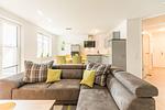 Wohnzimmer mit Küchenzeile - Ferienwohnung Perlenherz Büsum – zentral, modern & mit Balkon - Top-Hundeurlaub