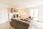 Bahnhofstraße 9, Büsumer Perlenherz, Wohnzimmer - Ferienwohnung Perlenherz Büsum – zentral, modern & mit Balkon - Top-Hundeurlaub