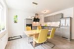 Bahnhofstraße 9, Büsumer Perlenherz, Essbereich - Ferienwohnung Perlenherz Büsum – zentral, modern & mit Balkon - Top-Hundeurlaub