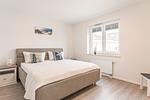 Bahnhofstraße 9, Büsumer Perlenherz, Schlafzimmer 1 - Ferienwohnung Perlenherz Büsum – zentral, modern & mit Balkon - Top-Hundeurlaub