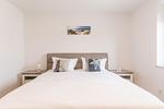 Bahnhofstraße 9, Büsumer Perlenherz, Schlafzimmer 1 - Ferienwohnung Perlenherz Büsum – zentral, modern & mit Balkon - Top-Hundeurlaub
