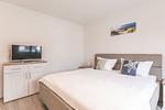 Bahnhofstraße 9, Büsumer Perlenherz, Schlafzimmer 1 - Ferienwohnung Perlenherz Büsum – zentral, modern & mit Balkon - Top-Hundeurlaub