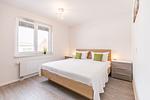 Bahnhofstraße 9, Büsumer Perlenherz, Schlafzimmer 2 - Ferienwohnung Perlenherz Büsum – zentral, modern & mit Balkon - Top-Hundeurlaub