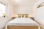 Bahnhofstraße 9, Büsumer Perlenherz, Schlafzimmer - Ferienwohnung Perlenherz Büsum – zentral, modern & mit Balkon - Top-Hundeurlaub