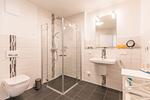 Bahnhofstraße 9, Büsumer Perlenherz, Duschbad - Ferienwohnung Perlenherz Büsum – zentral, modern & mit Balkon - Top-Hundeurlaub