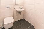 Bahnhofstraße 9, Büsumer Perlenherz, Gäste WC - Ferienwohnung Perlenherz Büsum – zentral, modern & mit Balkon - Top-Hundeurlaub