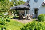Genießen Sie entspannte Sonnenstunden auf der geschützten Terrasse ... - Bi de Kliff - Top-Hundeurlaub