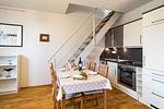 Moderne Küche mit Esstisch und Treppe - Strandleben 11 - Hans Kinder - Top-Hundeurlaub