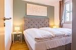 Stilvolles Schlafzimmer mit Doppelbett und Licht - Strandleben 11 - Hans Kinder - Top-Hundeurlaub