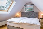 Schlafzimmer mit Doppelbett und Kunstwerk - Strandleben 11 - Hans Kinder - Top-Hundeurlaub