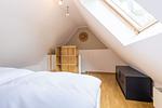 Schlafzimmer mit Dachfenster und modernen Möbeln - Strandleben 11 - Hans Kinder - Top-Hundeurlaub