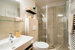 Modernes Badezimmer mit Dusche und Waschbecken - Strandleben 11 - Hans Kinder - Top-Hundeurlaub