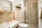 Badezimmer mit Dusche und modernem Design - Strandleben 06 - Lyonel Feininger - Top-Hundeurlaub