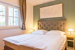 Schlafzimmer mit Doppelbett und Fenster - Strandleben 06 - Lyonel Feininger - Top-Hundeurlaub