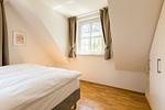 Schlafzimmer mit Bett und Fenster - Strandleben 09 - Paul Müller-Kaempff - Top-Hundeurlaub