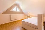 Helles Schlafzimmer mit Dachschräge - Strandleben 09 - Paul Müller-Kaempff - Top-Hundeurlaub