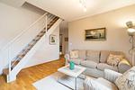 Wohnzimmer mit Sofa und Treppe - Strandleben 10 - Louis Douzette - Top-Hundeurlaub