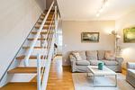 Gemütliches Wohnzimmer mit Sofa und Treppe - Strandleben 10 - Louis Douzette - Top-Hundeurlaub