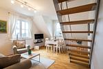 Wohnzimmer mit gemütlichem Sofa und Esstisch - Strandleben 10 - Louis Douzette - Top-Hundeurlaub
