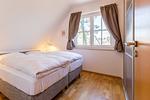 Helles Schlafzimmer mit Doppelbett - Strandleben 10 - Louis Douzette - Top-Hundeurlaub